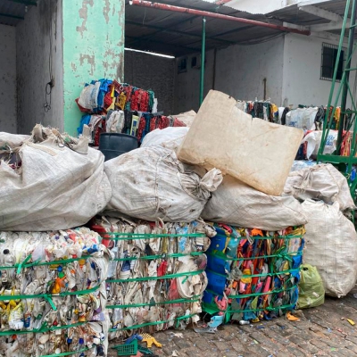 Indústria de reciclagem plástico, papel e papelão